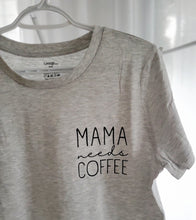 Charger l&#39;image dans la galerie, SOLDE T-shirt | mama needs coffee
